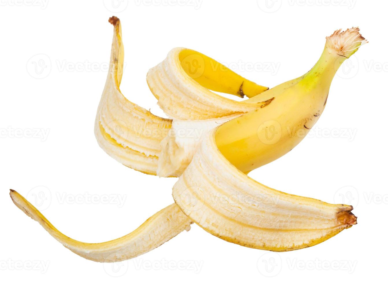 voor de helft rijp banaan in de Pel geïsoleerd Aan wit foto