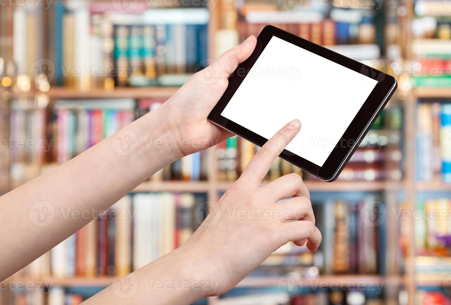 vinger accenten tablet pc in bibliotheek foto