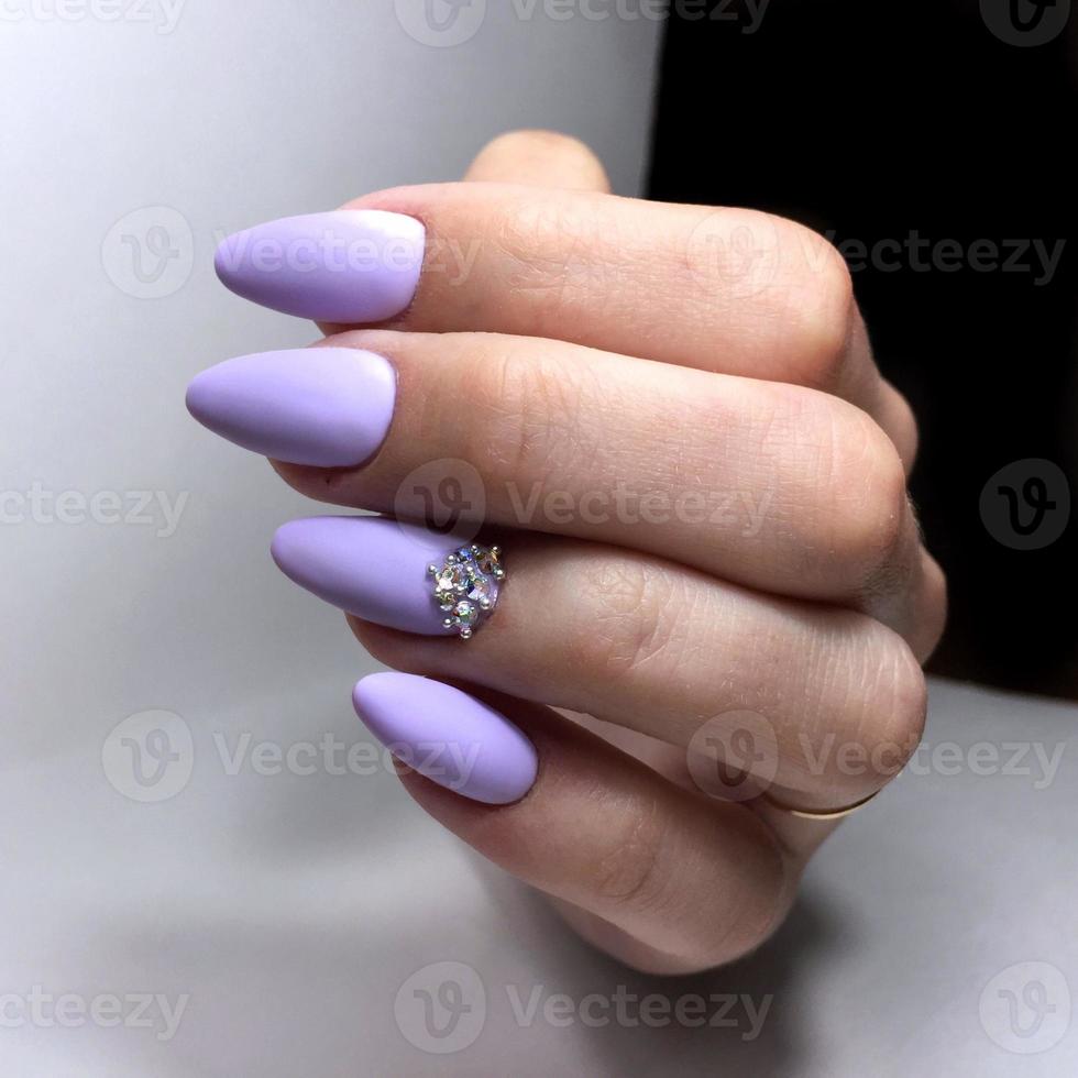 blauw vrouw manicure Aan nagels dichtbij omhoog foto