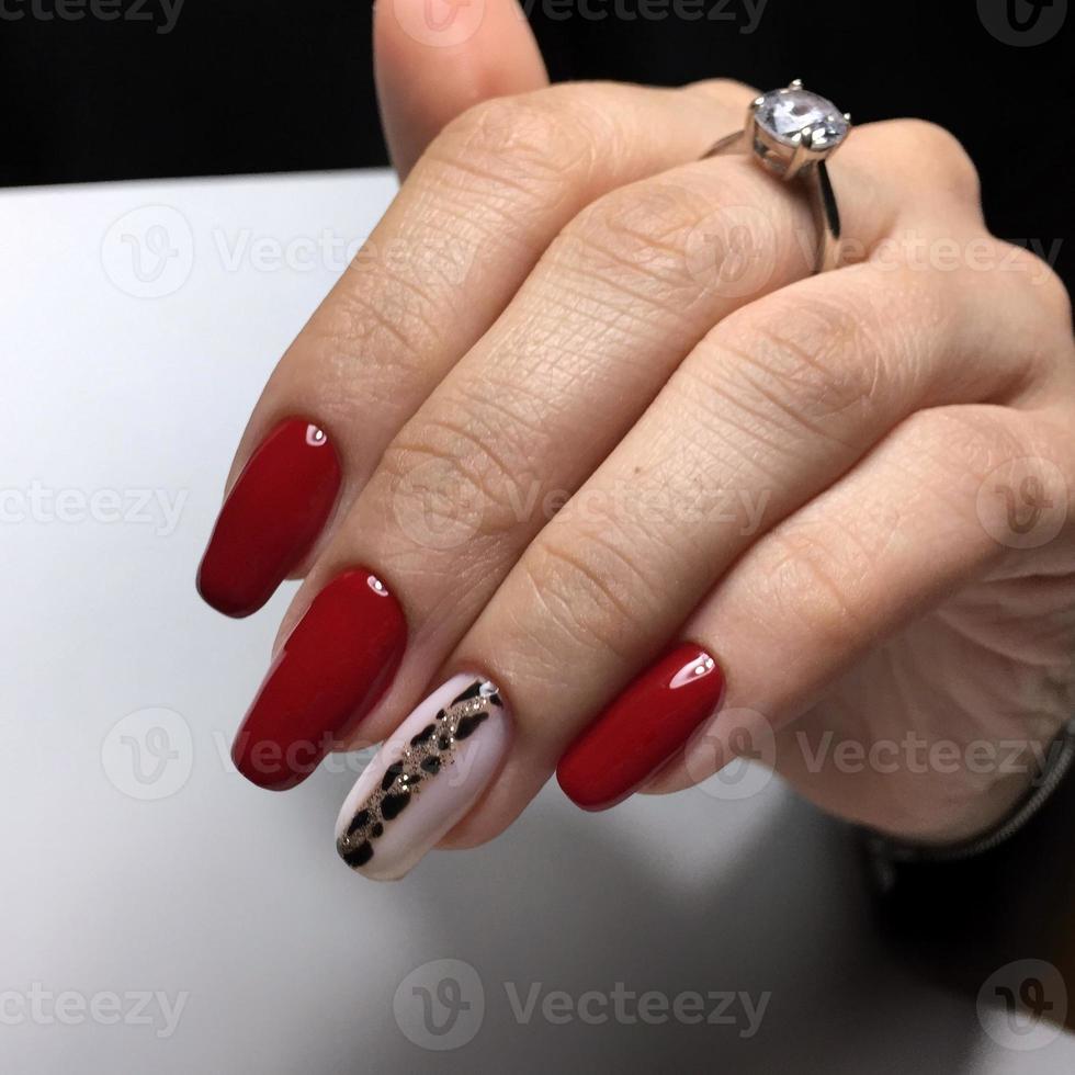 rood vrouw manicure Aan nagels dichtbij omhoog foto