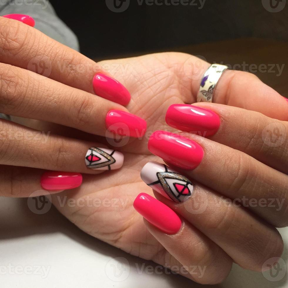 vrouw handen met elegant rood manicure Aan grijs achtergrond foto