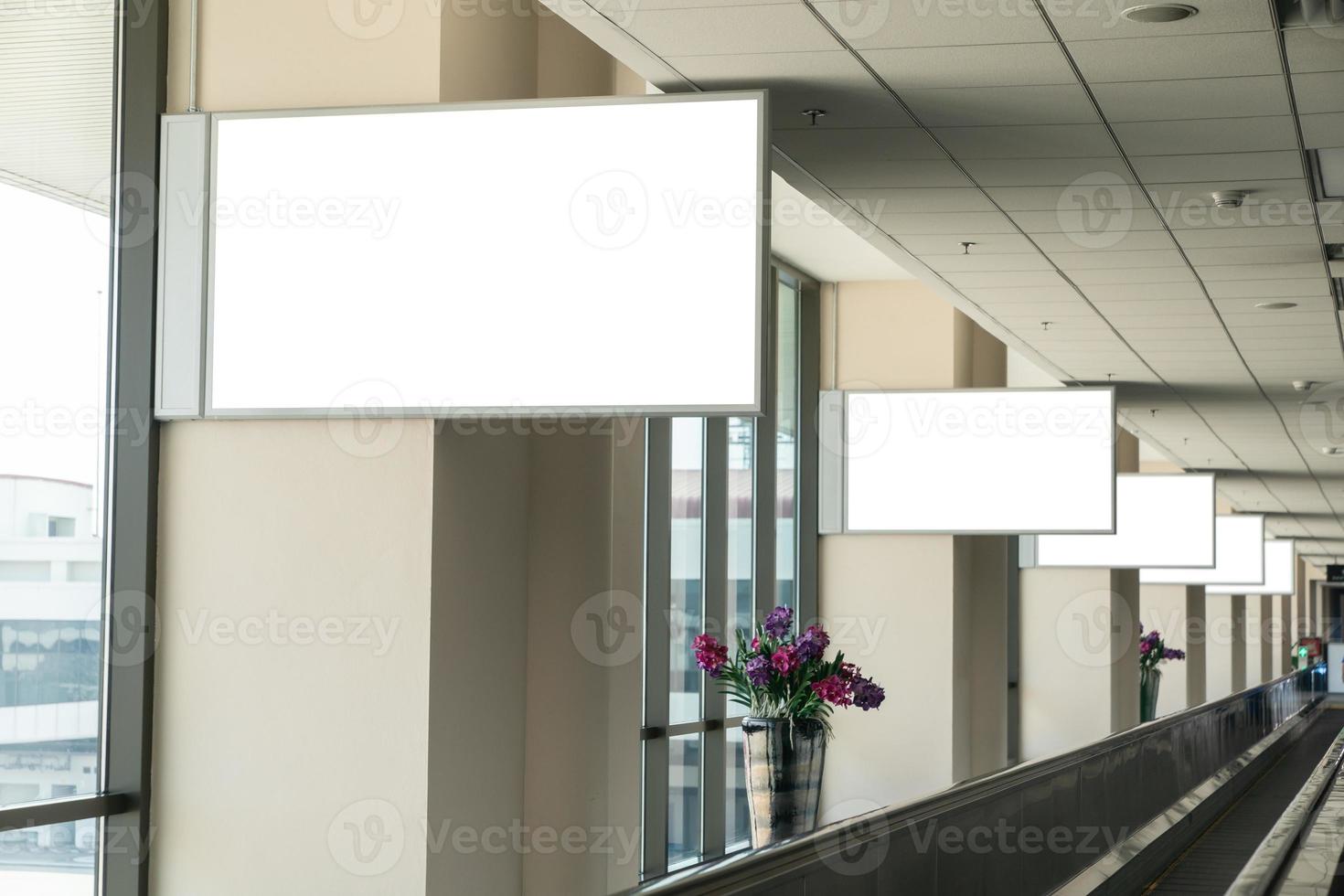 blanco bespotten omhoog wit scherm poster aanplakbord Aan luchthaven achtergrond in luchthaven terminal. foto