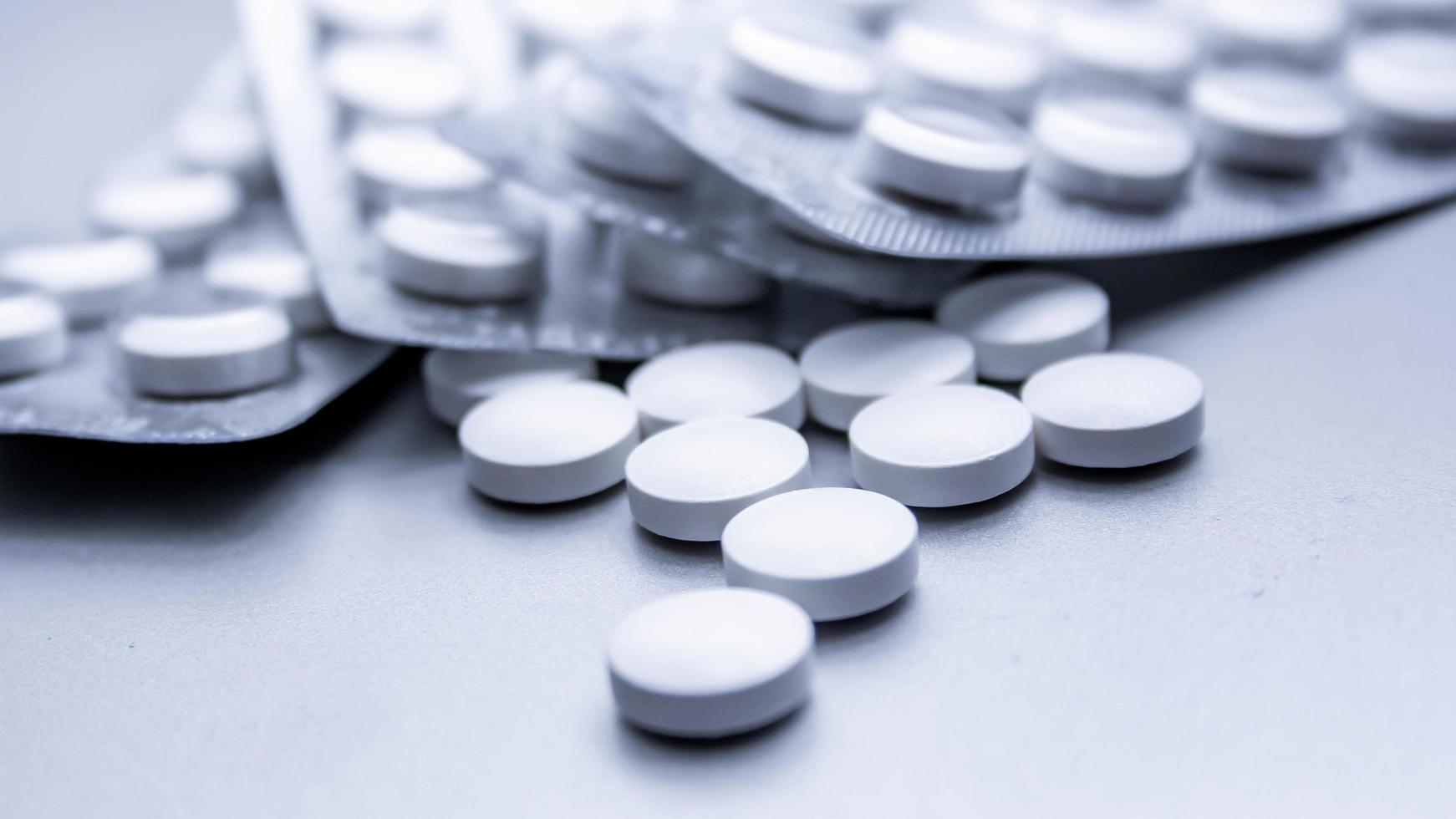 wit medisch pillen zijn verspreiding Aan de grijs tafel. foto