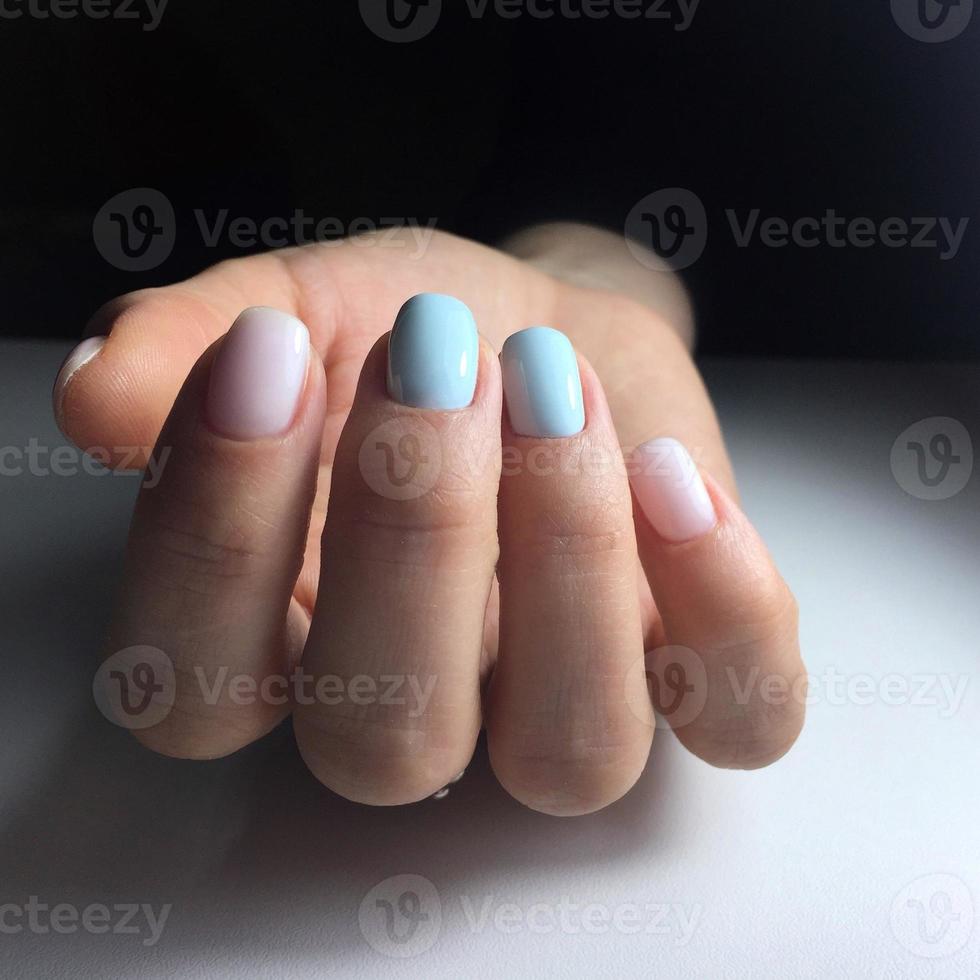 vrouw met vleeskleurig manicure met ontwerp, dichtbij omhoog foto