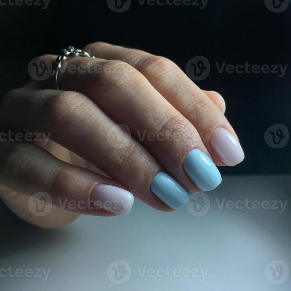 vrouw met vleeskleurig manicure met ontwerp, dichtbij omhoog foto