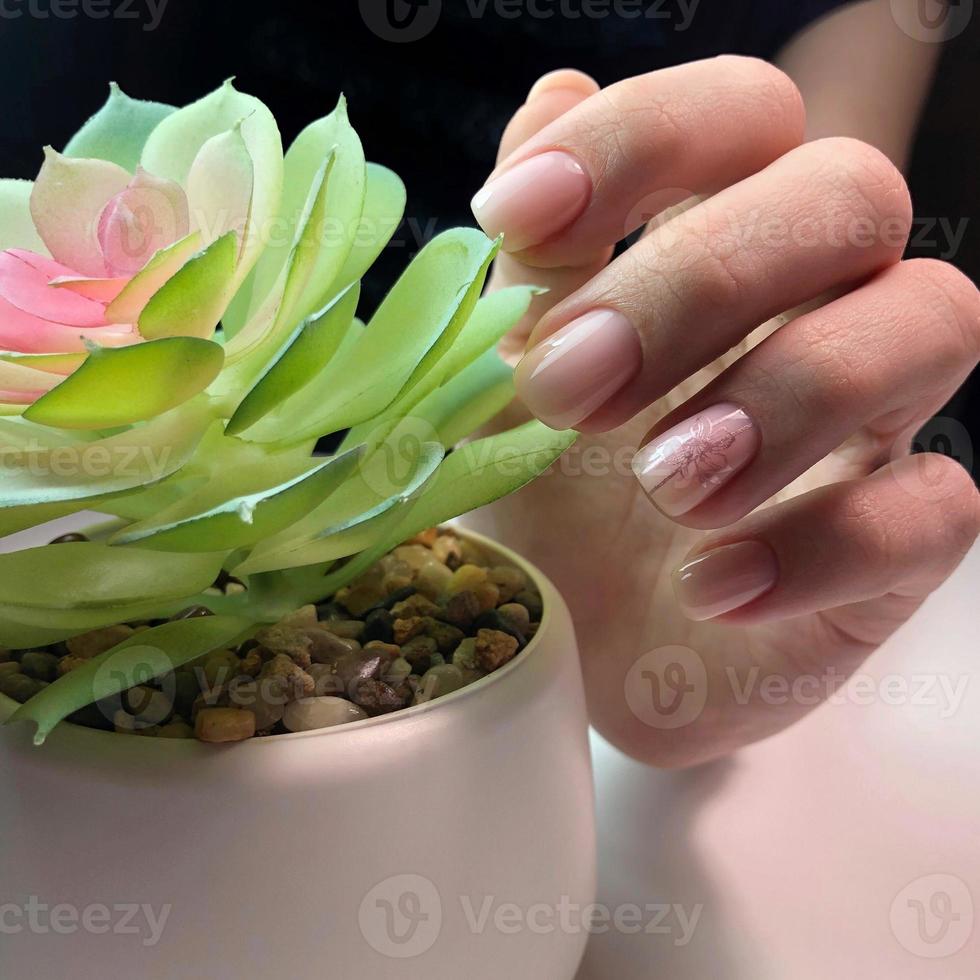 manicure en bloemen ontwerp Aan vrouwen nagels. foto