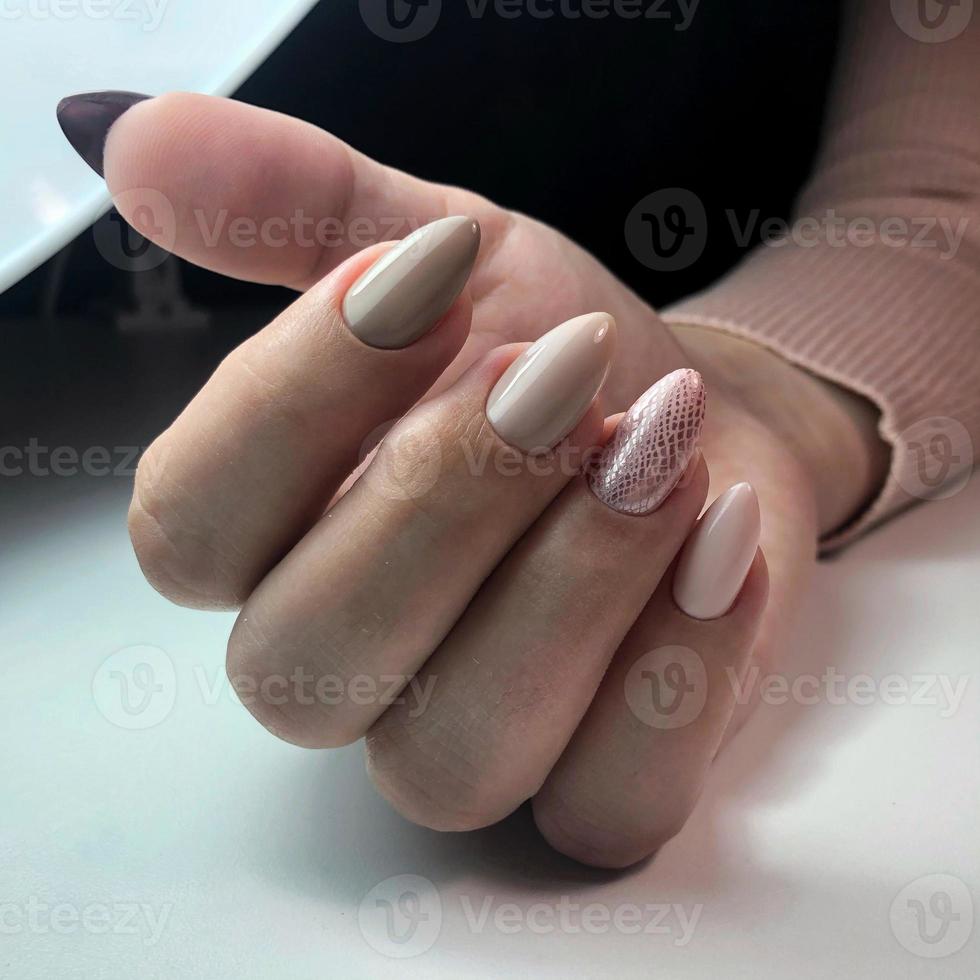 vrouw met vleeskleurig manicure met ontwerp, dichtbij omhoog foto