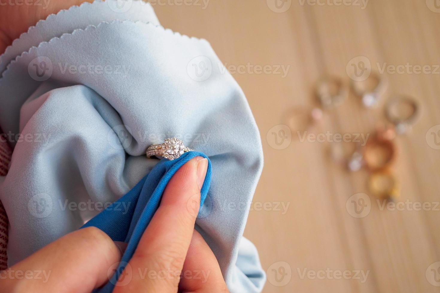 juwelier hand- polijsten en schoonmaak sieraden diamant ring met micro vezel kleding stof foto