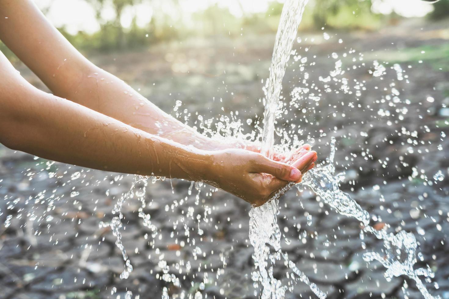 water gieten in de hand foto