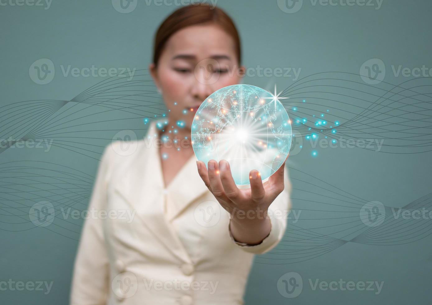 een Dames Holding de virtueel globaal modern bedrijf en technologie concept, computer grafisch licht foto