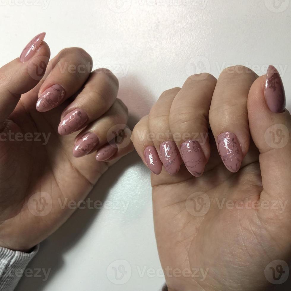 elegant modieus vrouw roze manicure.handen van een vrouw met roze manicure Aan nagels foto