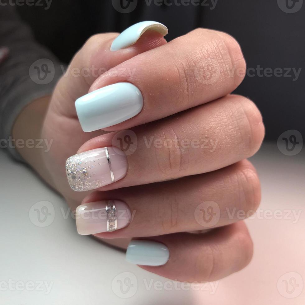 helder veelkleurig ontwerp van manicure.veelkleurig manicure dichtbij omhoog foto