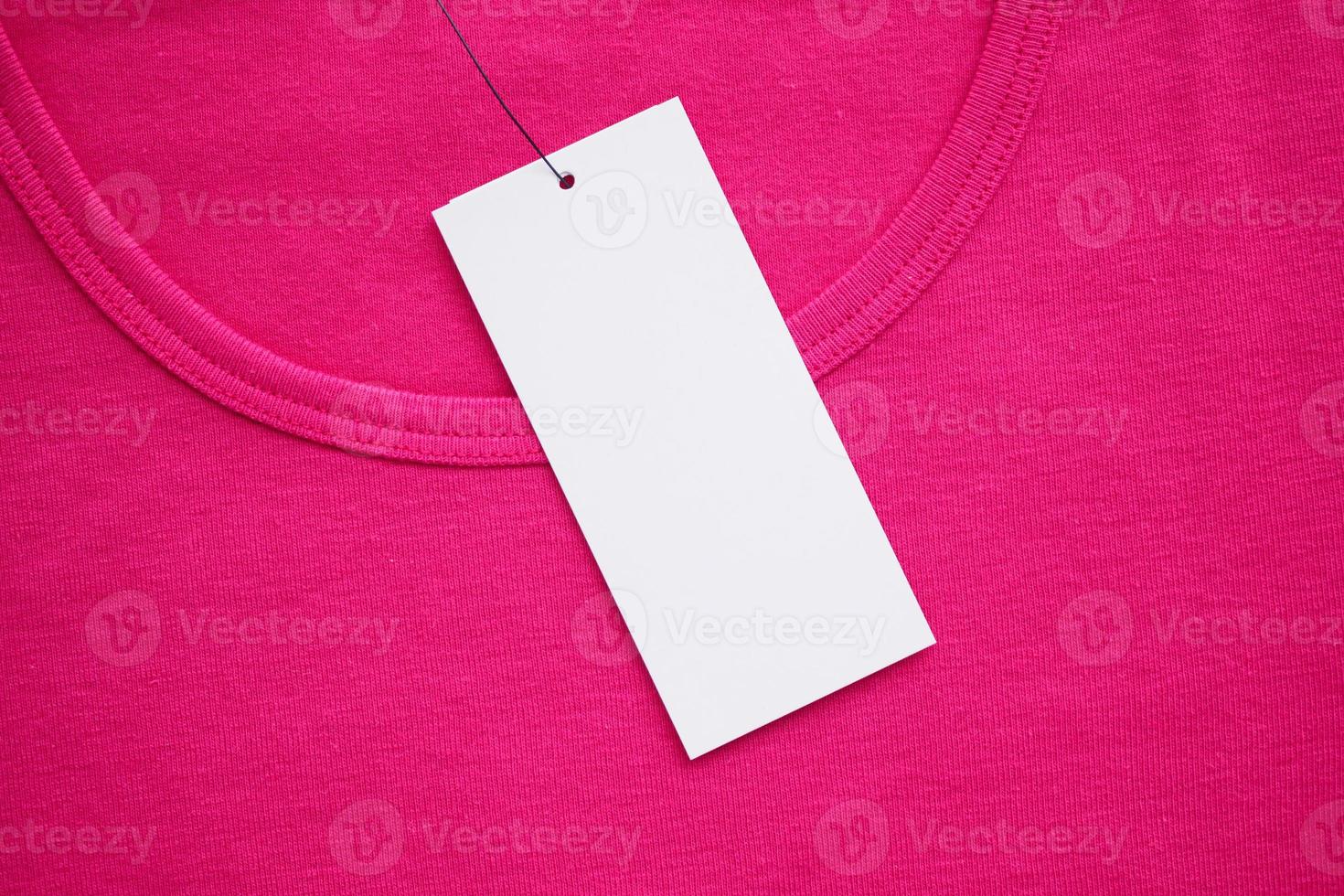 blanco wit kleren label etiket Aan nieuw roze overhemd foto