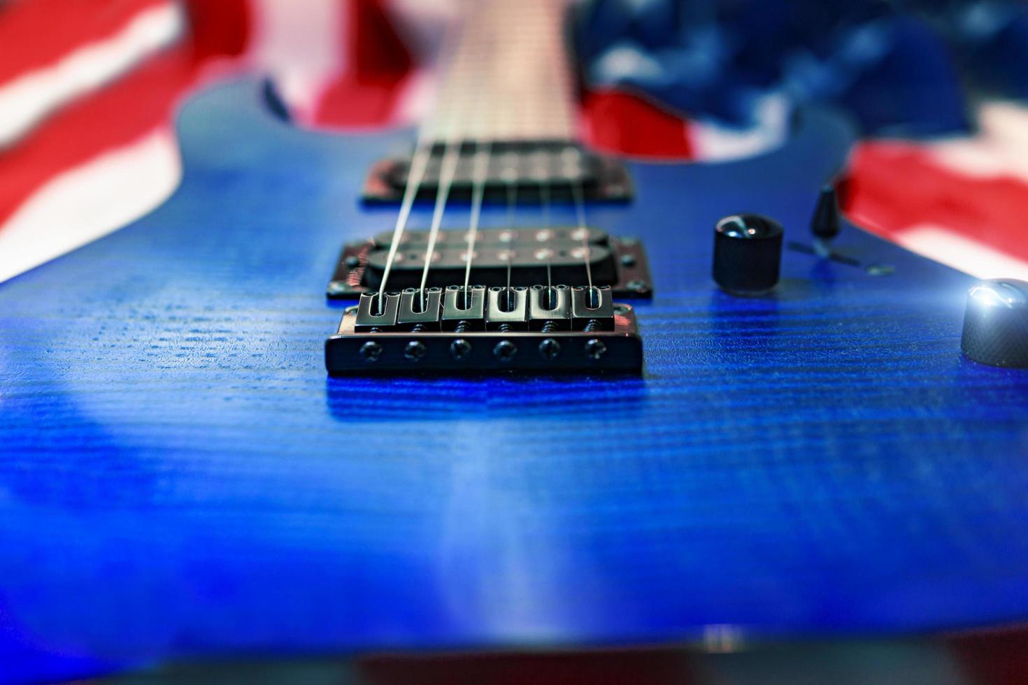 close-up van een blauwe gitaar met Amerikaanse vlag foto