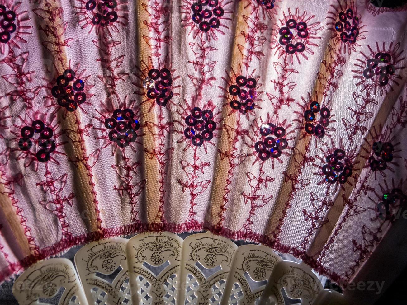Spaans roze hand- ventilator vol van details foto