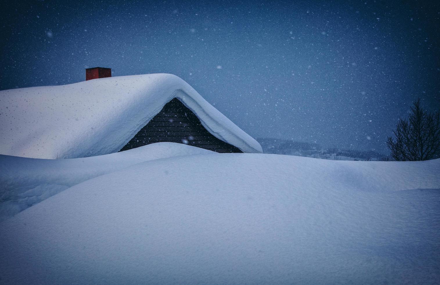 met sneeuw bedekt huis foto