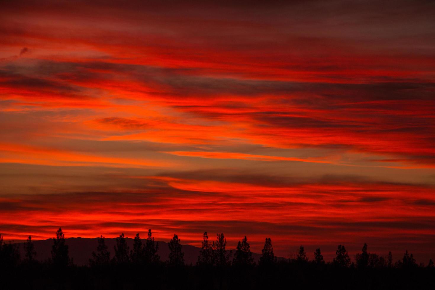 bewolkte hemel bij zonsondergang foto