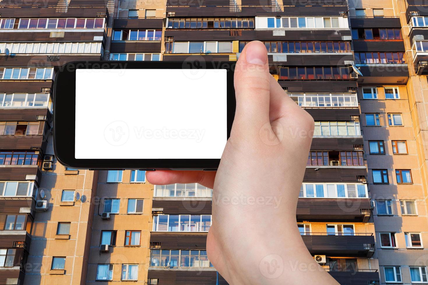 smartphone en facade Aan appartement huis foto