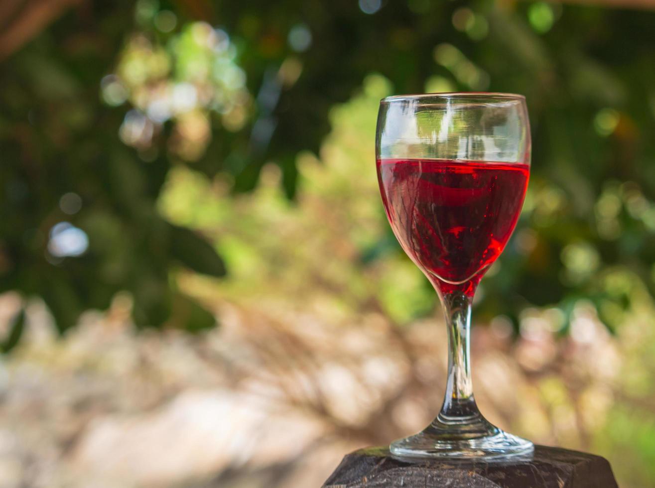 glas rode wijn buiten foto