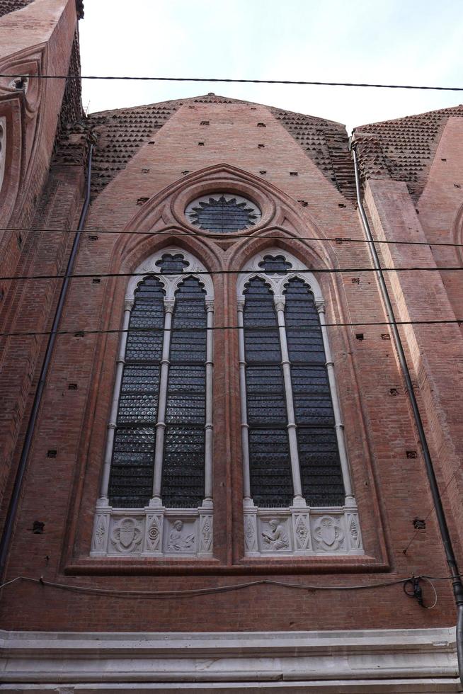 bouwkundig detail gevangen genomen Aan de kant ramen van de kathedraal van st. Pietro in bologna foto