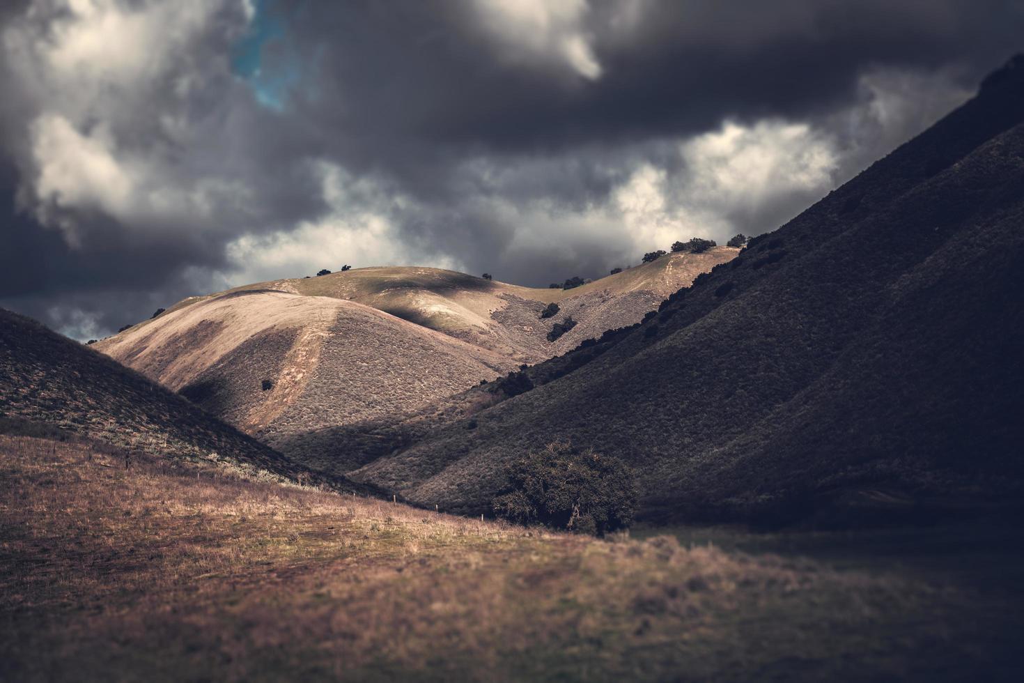 tilt shift van de berg onder dramatische wolken foto