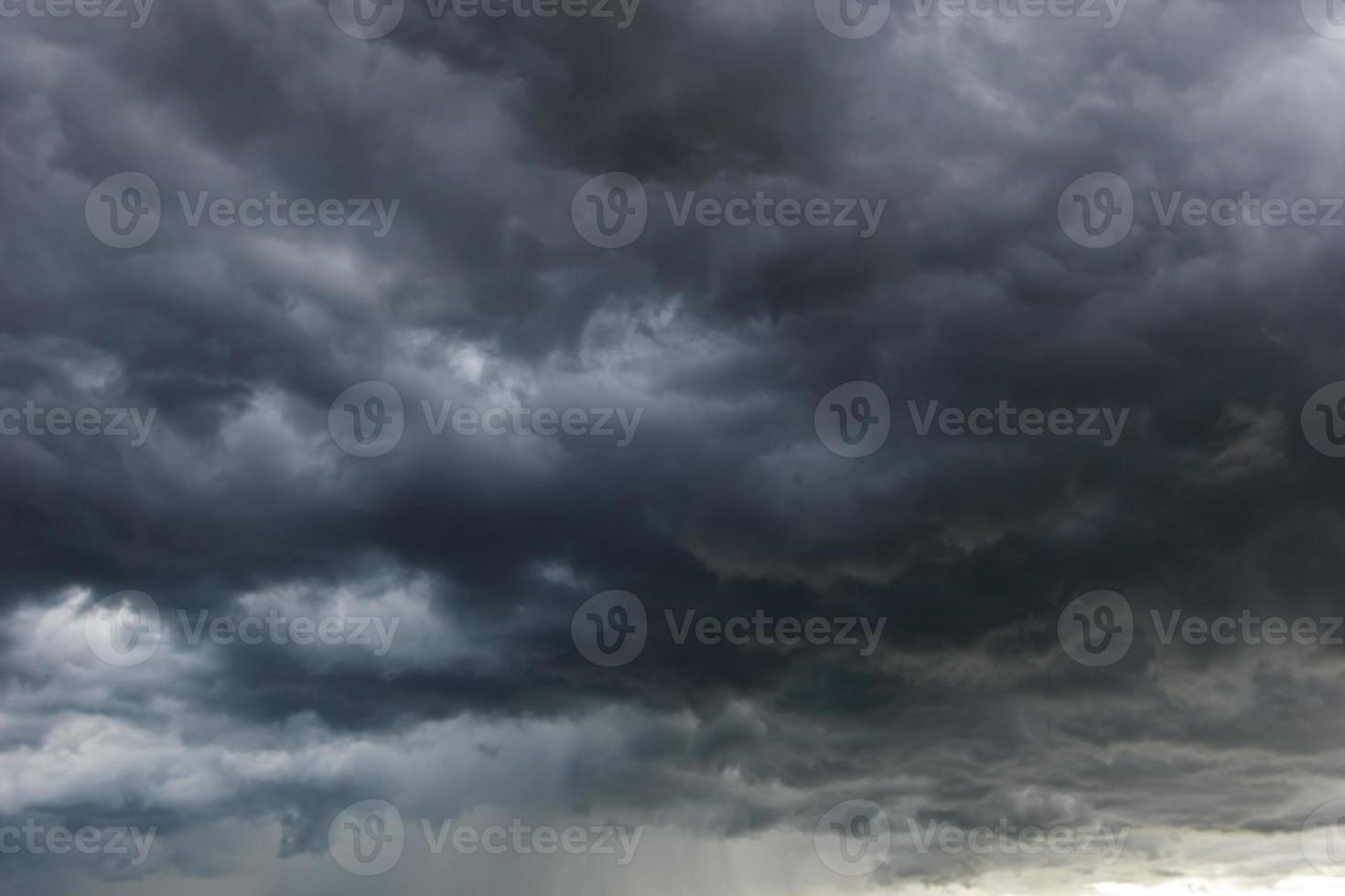 de donkere lucht met zware wolken die samenkomen en een hevige storm voor de regen. slecht weer hemel. foto
