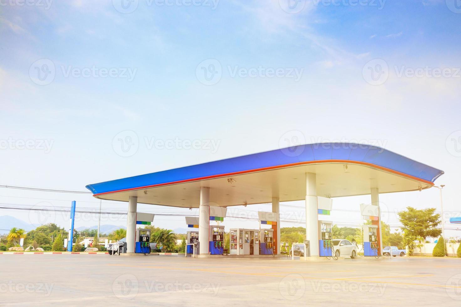 benzine benzinestation met wolken en blauwe lucht foto