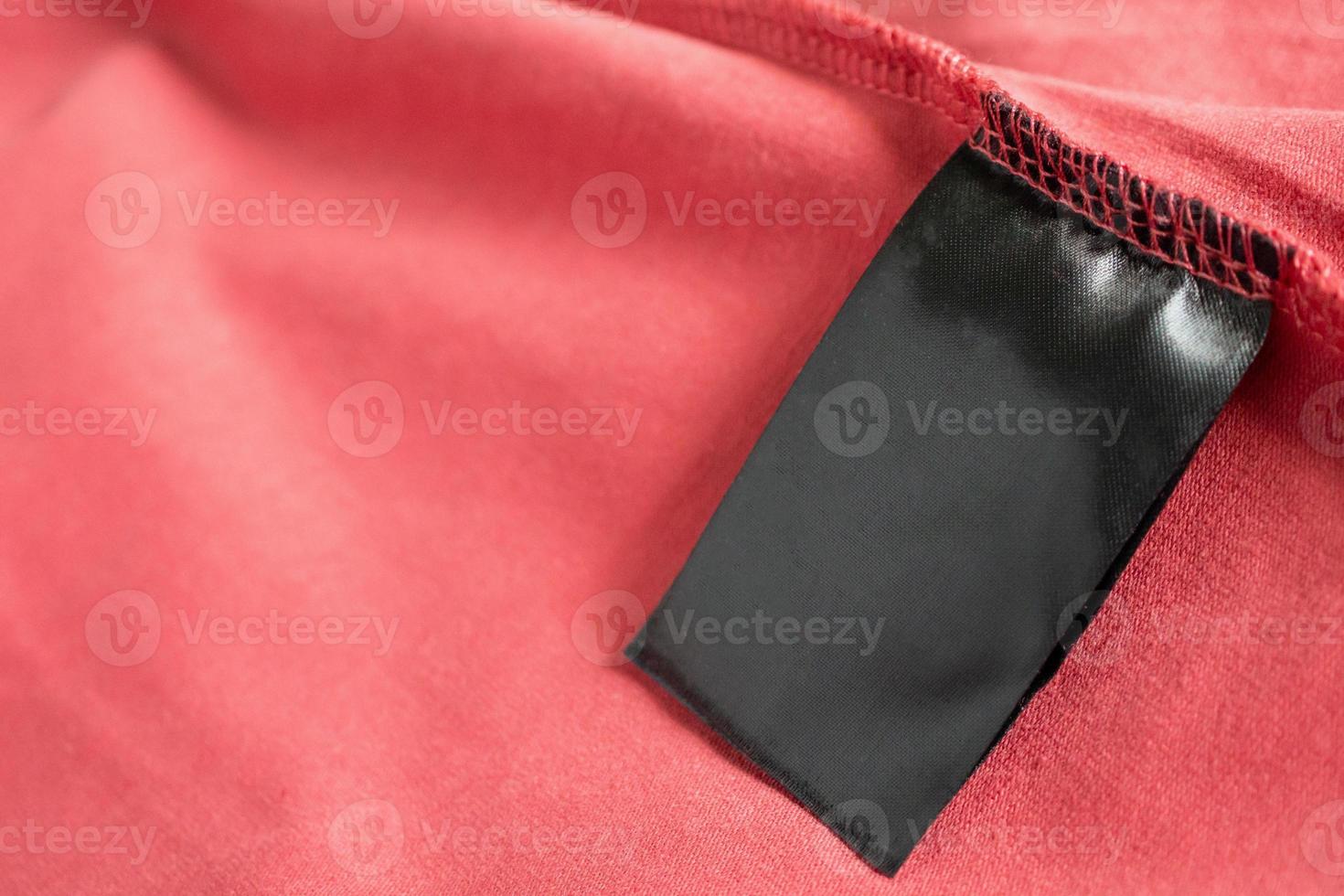 blanco zwart kleur kleding etiket Aan rood t overhemd foto