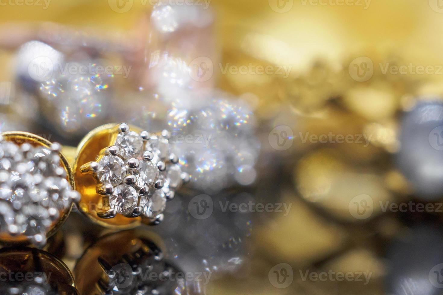 luxe gouden sieraden diamanten oorbellen met reflectie op zwarte achtergrond foto