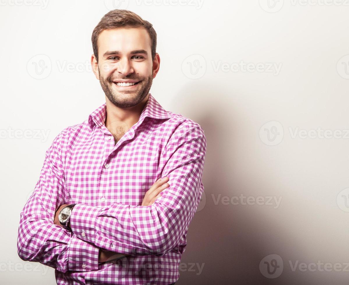 elegante jonge knappe man in helder kleurrijk shirt. foto