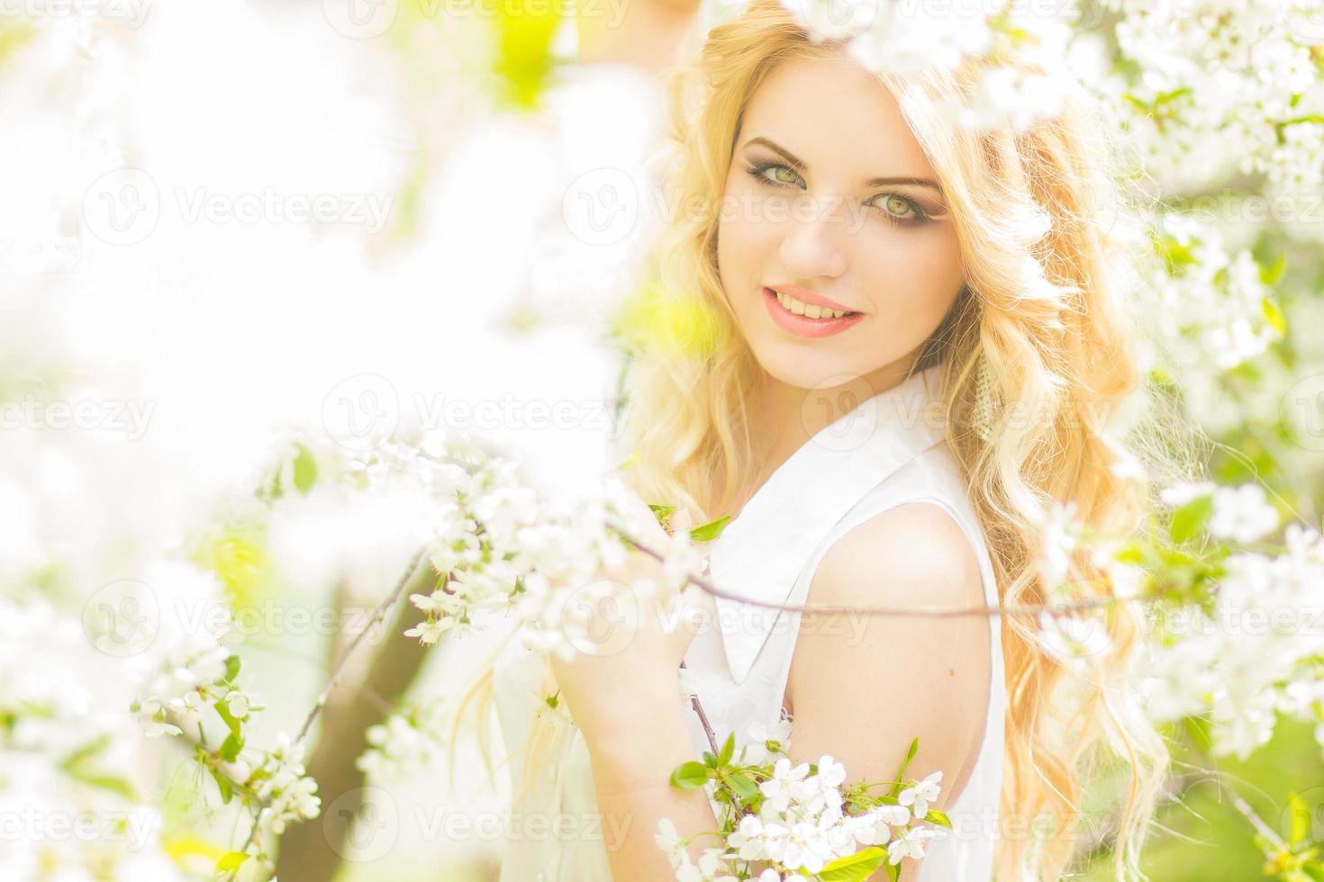 lente portret van een mooie jonge blonde foto