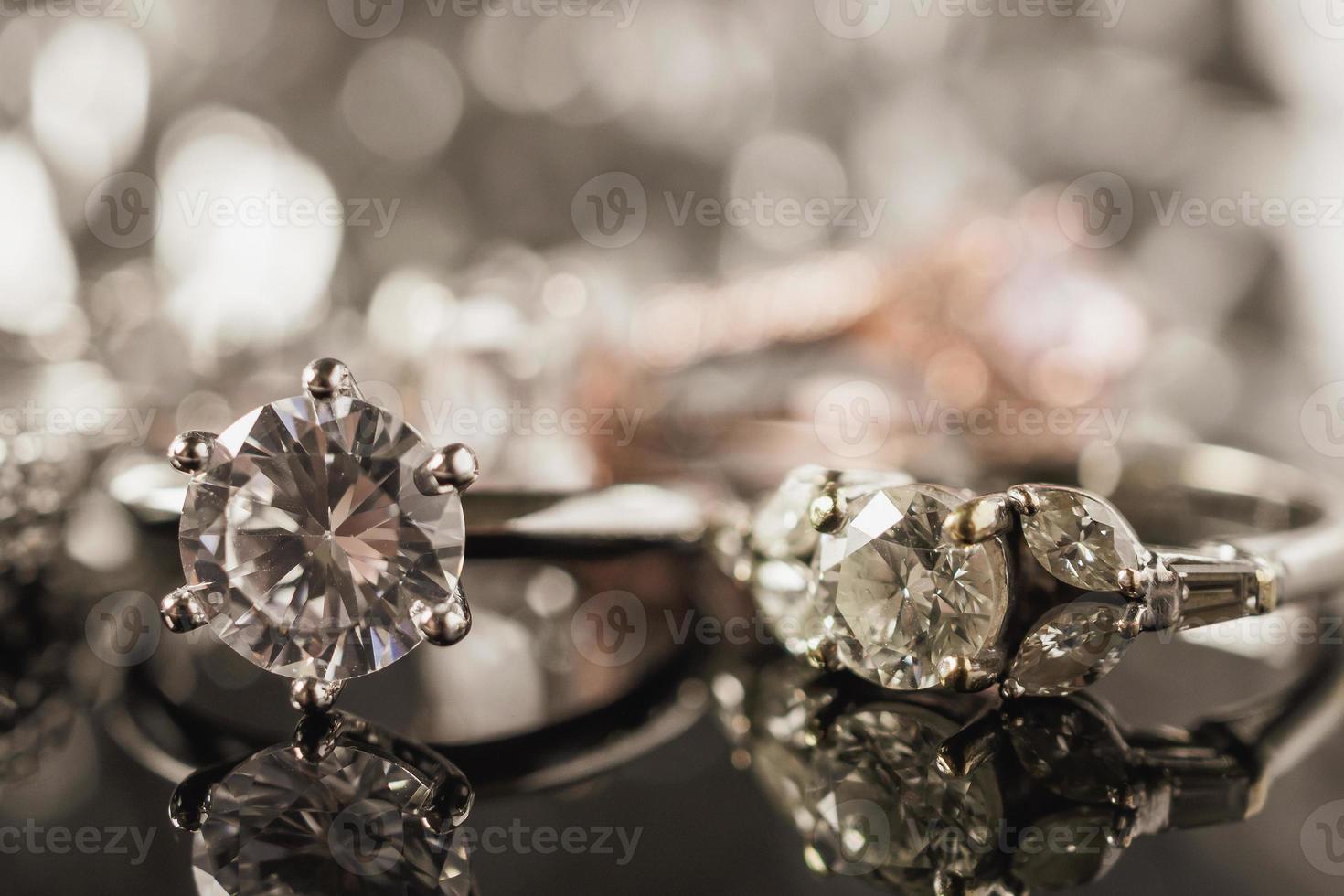 luxe sieraden diamanten ringen met reflectie op zwarte achtergrond foto