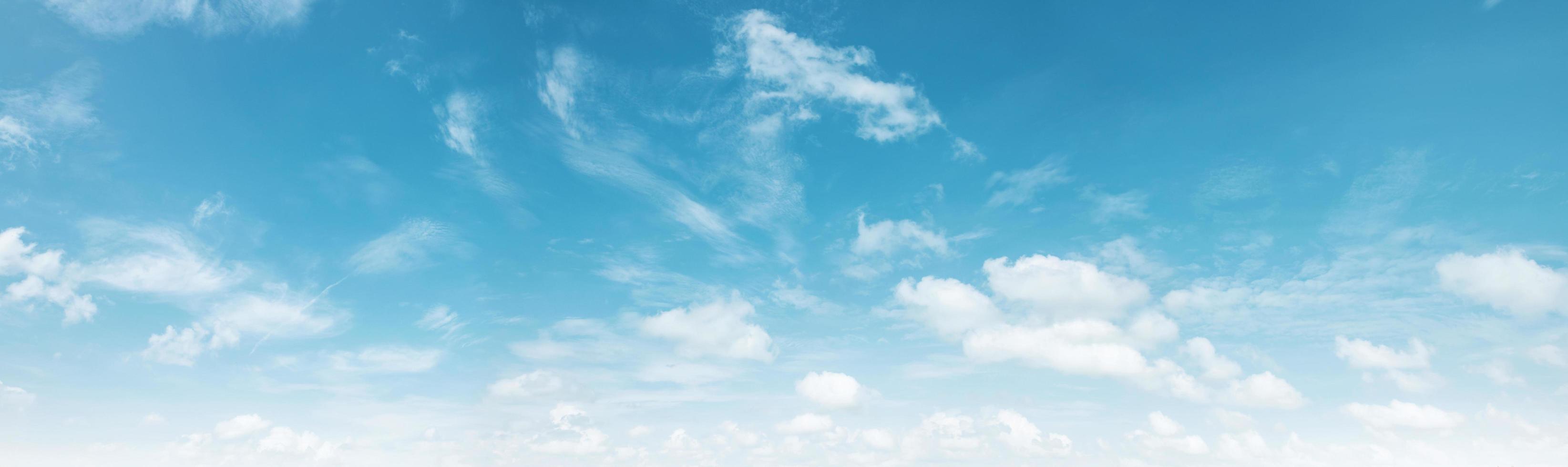 blauwe lucht met witte wolkenlandschapsachtergrond foto