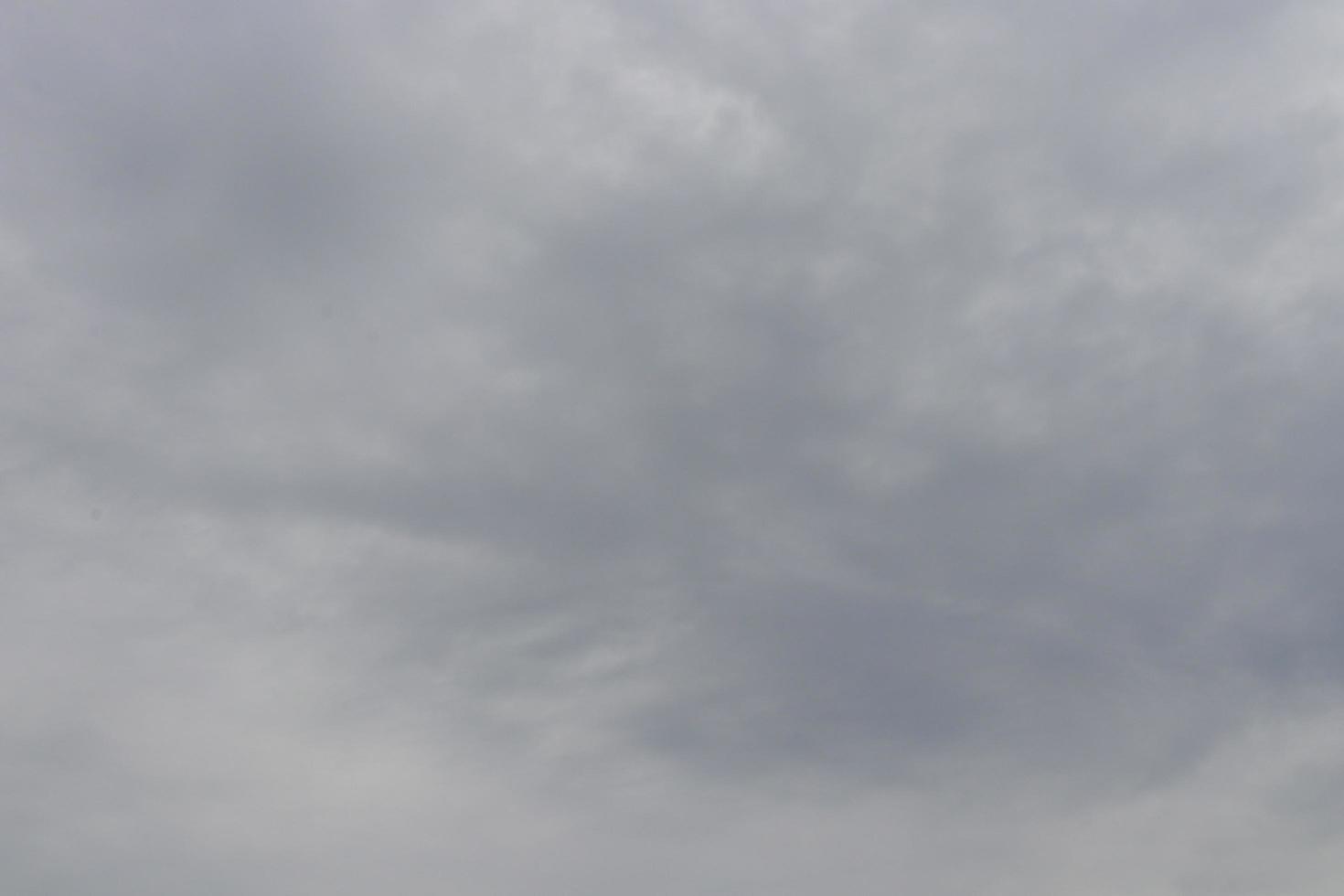 licht grijs en verspreiding wolk Aan lucht achtergrond. foto
