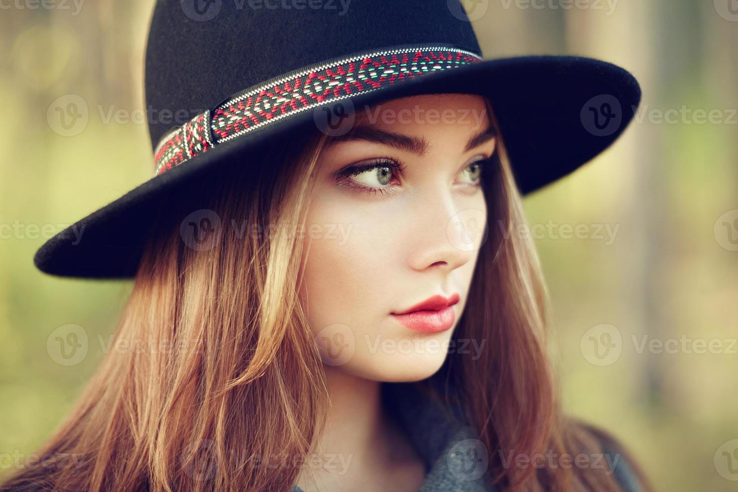 portret van jonge mooie vrouw in herfst jas foto