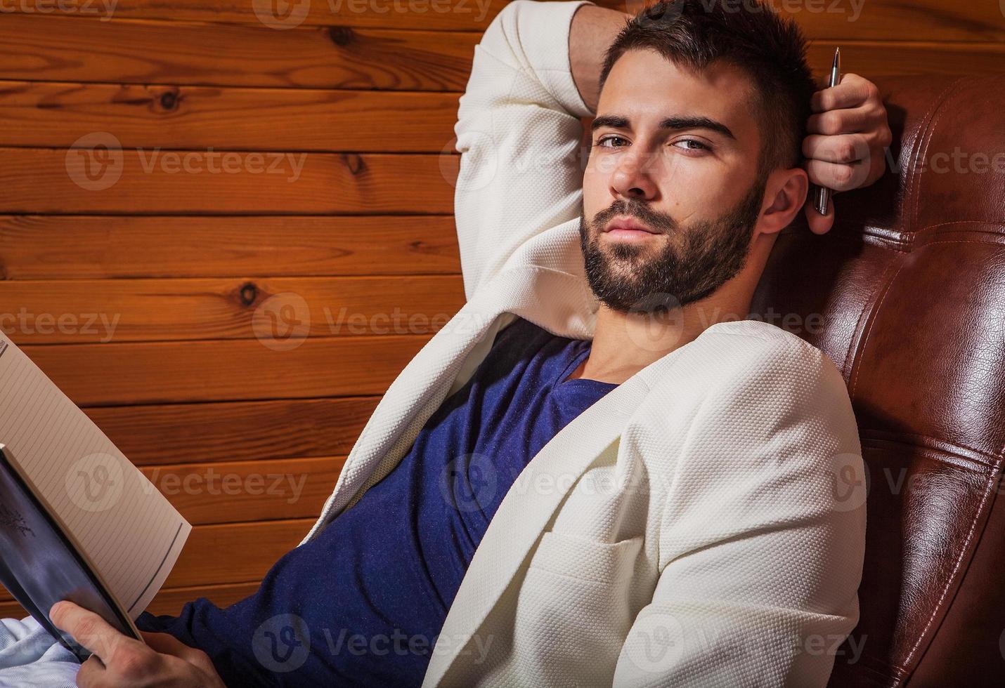 jonge aantrekkelijke bebaarde mannen poseren in moderne kamer. close-up foto. foto