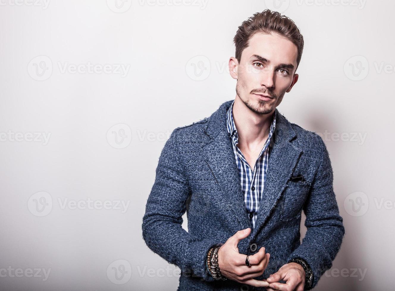 elegante jonge knappe man in stijlvolle blauwe jas. foto