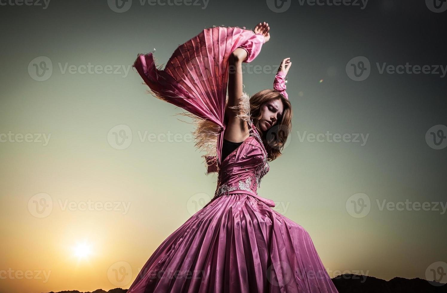 aantrekkelijke romantische vrouw op mooie roze jurk poseren buiten. foto