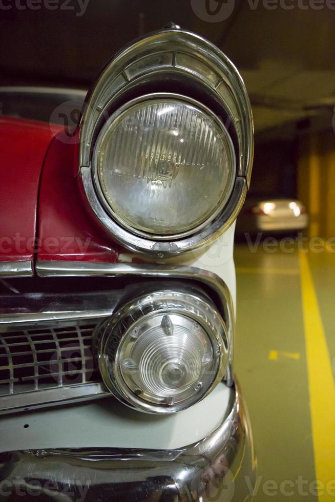 detail van bumper en koplamp van vintage auto foto