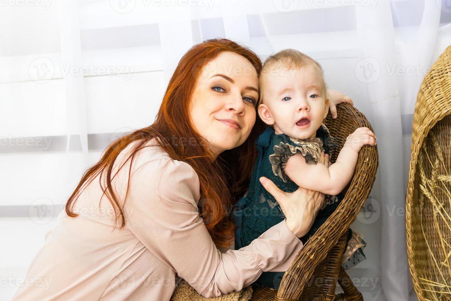 mooi jong vrouw is knuffelen weinig baby meisje. familie portret van moeder en dochter. foto