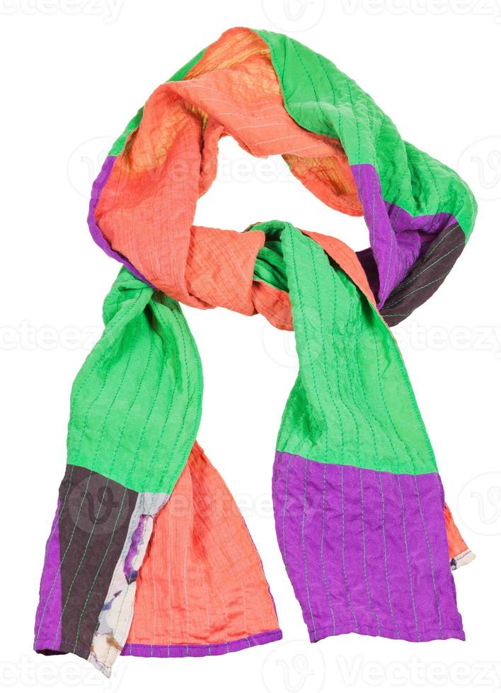 knoop van handgemaakt lapwerk sjaal geïsoleerd foto
