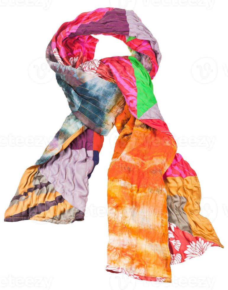 knoop van lapwerk en batik zijde sjaal geïsoleerd foto