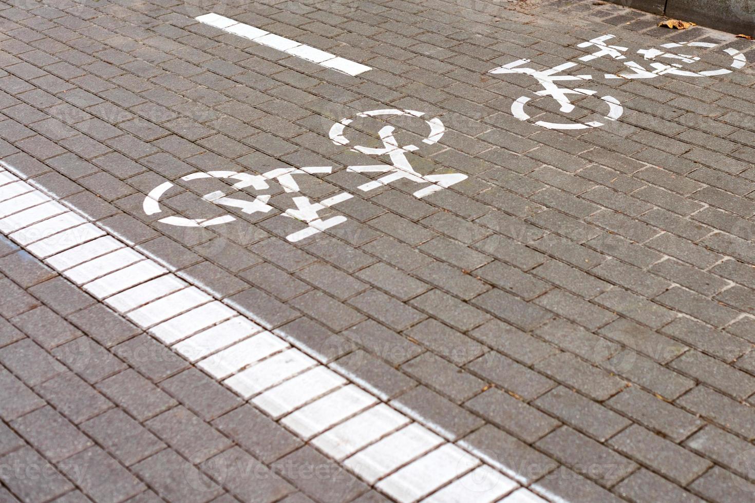 tweerichtingsfietspad, fietspad op de stoep markeren, wit geschilderd fietsbord op de weg, fietssymbool foto