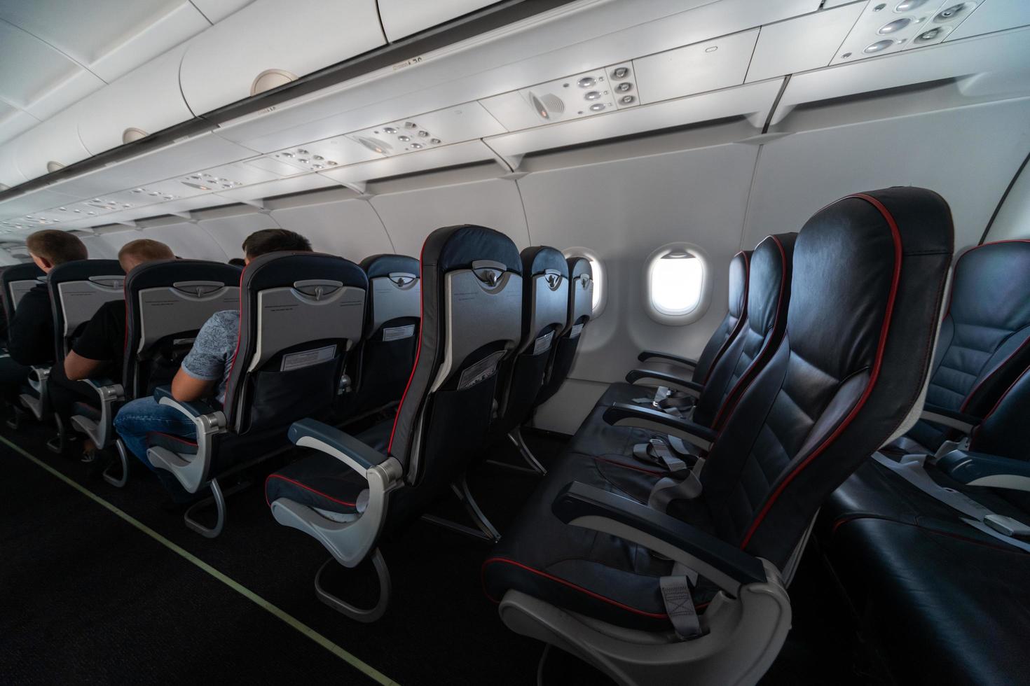 vliegtuigcabinestoelen met passagiers. economy class van nieuwe goedkoopste low-cost luchtvaartmaatschappijen zonder vertraging of annulering van de vlucht. reis naar een ander land. foto