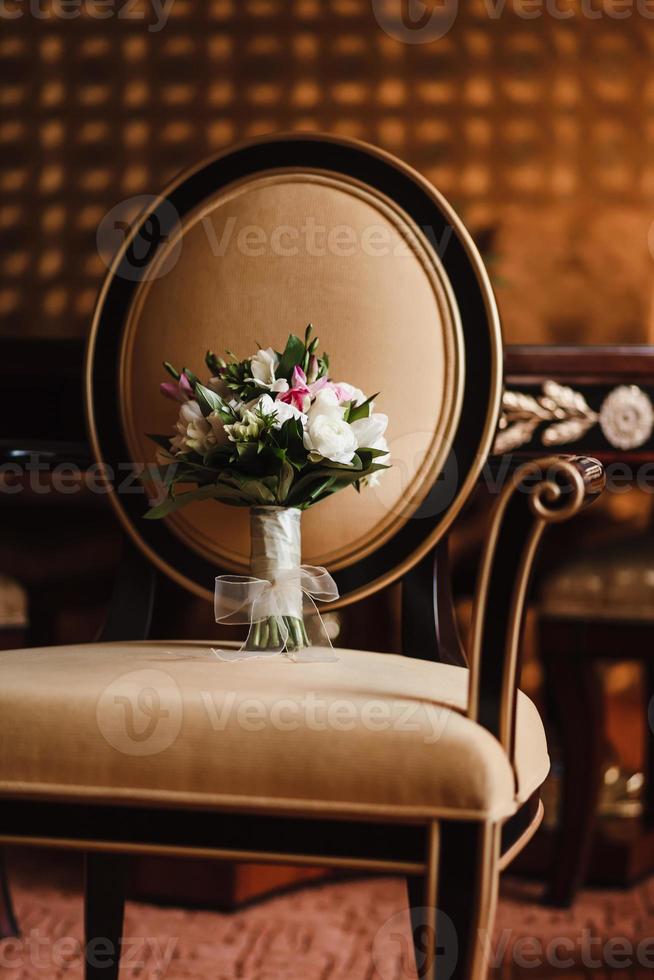 bruidsboeket op een stoel foto