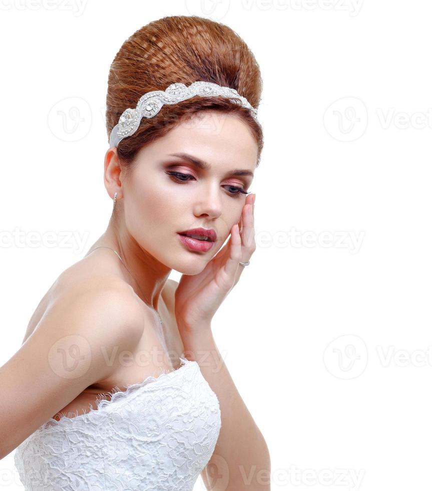 portret van een mooie vrouw in witte trouwjurk foto