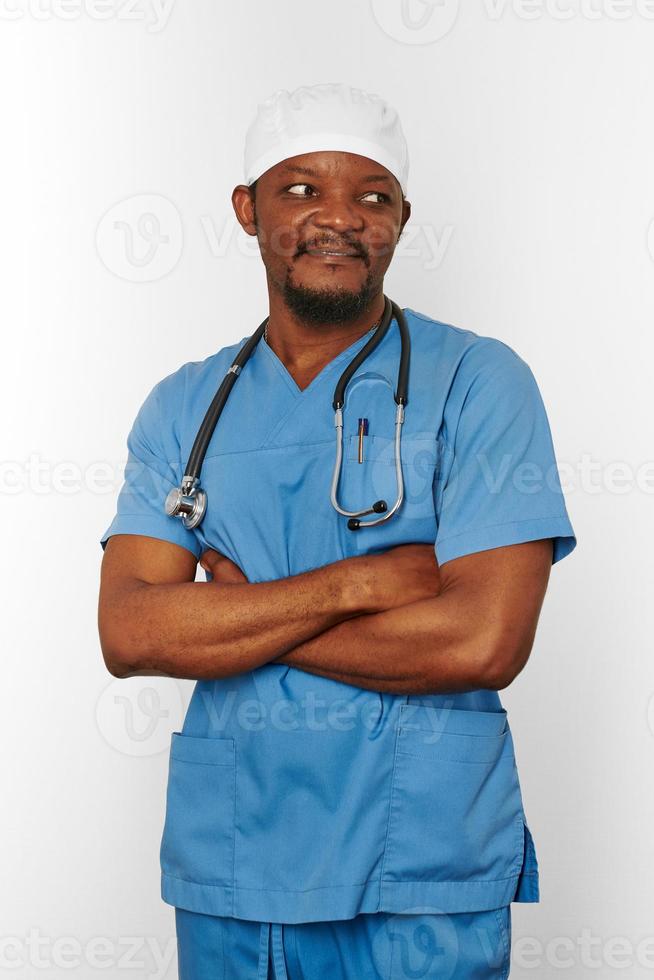 glimlachen chirurg dokter gebaard Mens in blauw jas en medisch pet met stethoscoop gekruiste armen 12614307 Stockfoto