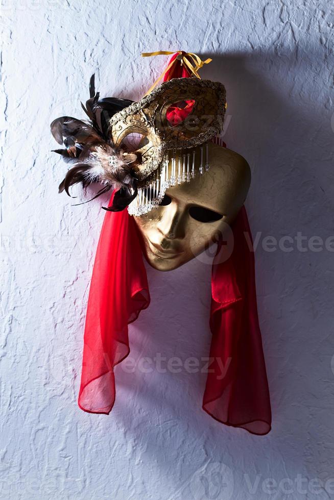 Venetiaanse maskers op oude muur foto