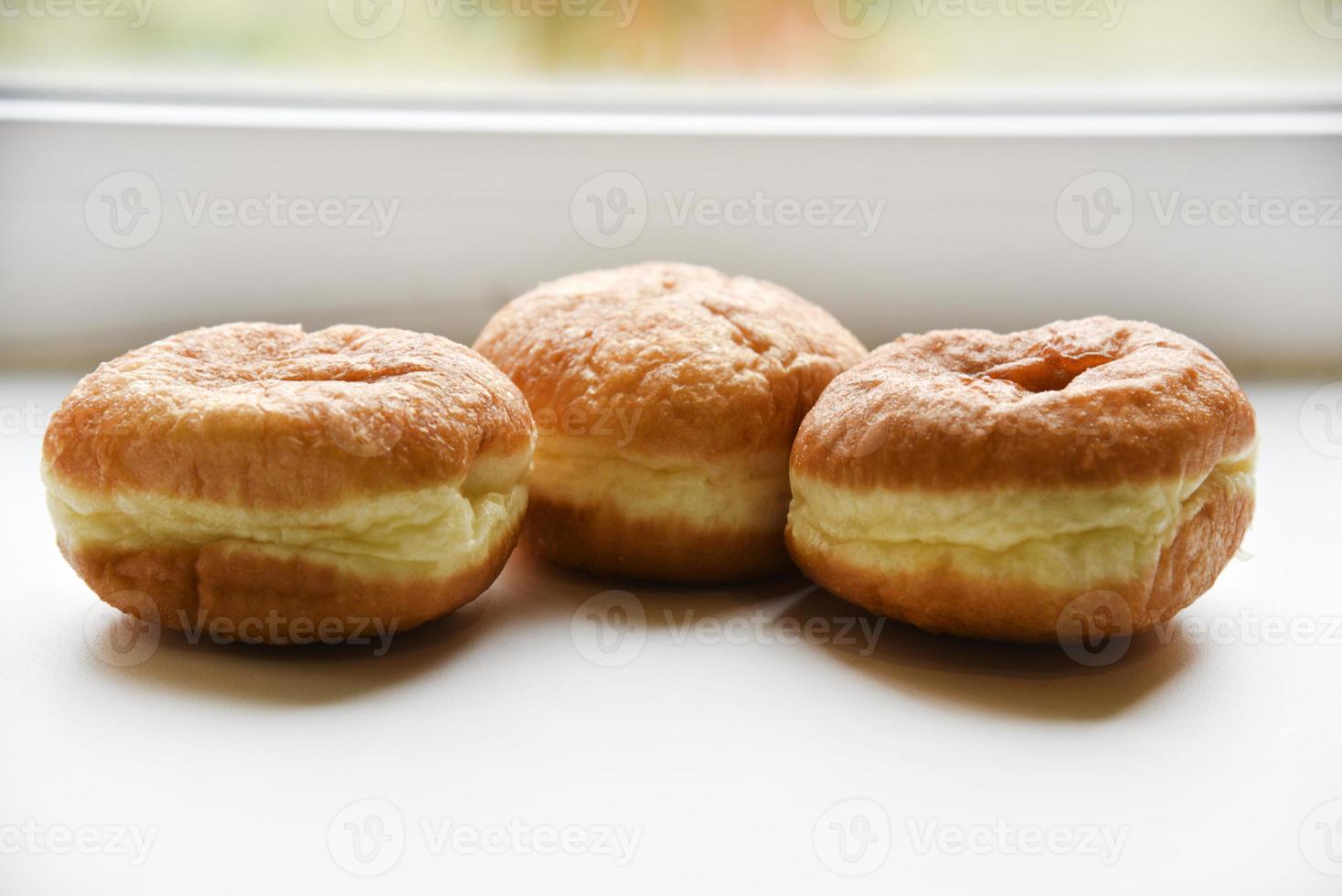 heerlijk broodjes met jam Aan een wit achtergrond. zoet donuts met vulling detailopname. foto