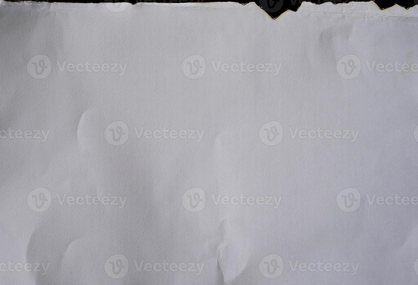 verbrand papier kader voor structuur overlappen. beschadigd wit papier met verbrand bekladden achtergrond. blanco gescheurd papier rand voor een ontwerp element. foto